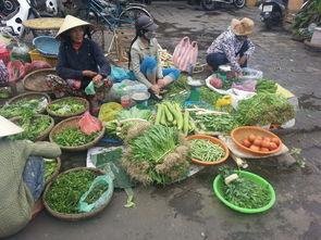 广西外卖小哥路边吃瓜,瞬间成为街头焦点